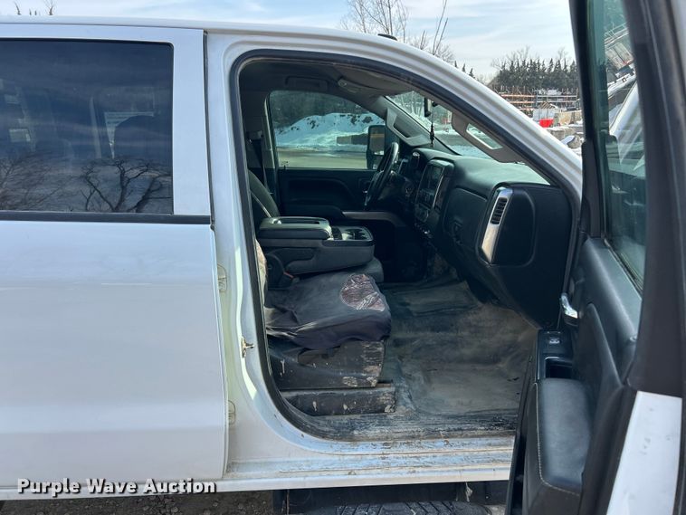 image for item ET6936 2019 Chevrolet Silverado 3500HD Crew Cab flatbed pickup truck