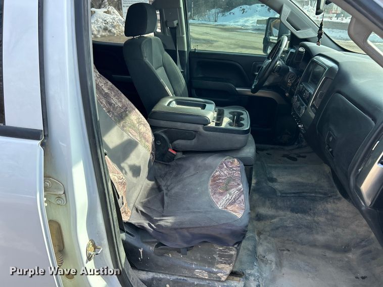 image for item ET6936 2019 Chevrolet Silverado 3500HD Crew Cab flatbed pickup truck