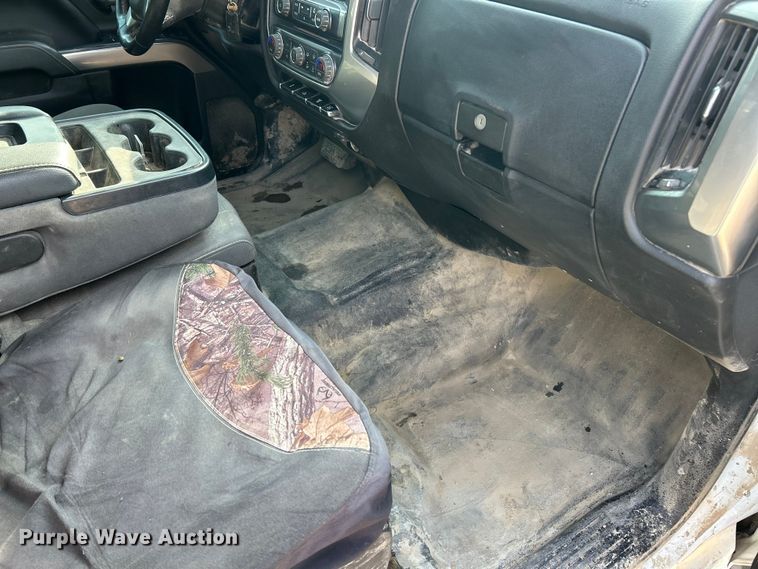 image for item ET6936 2019 Chevrolet Silverado 3500HD Crew Cab flatbed pickup truck