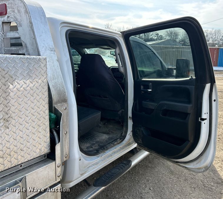 image for item ET6936 2019 Chevrolet Silverado 3500HD Crew Cab flatbed pickup truck