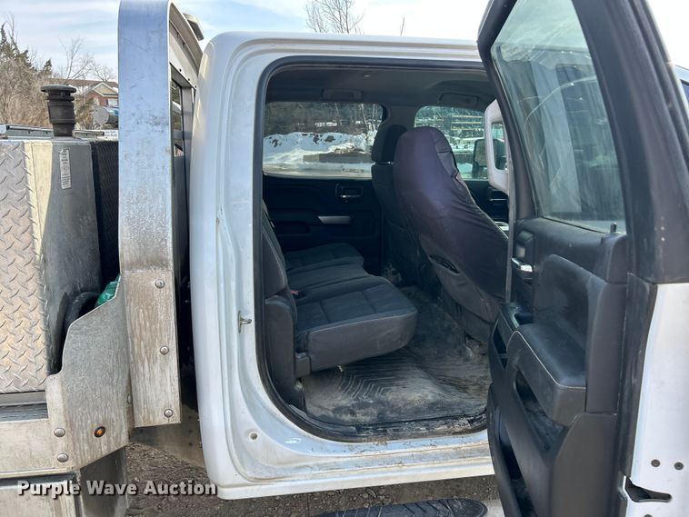 image for item ET6936 2019 Chevrolet Silverado 3500HD Crew Cab flatbed pickup truck