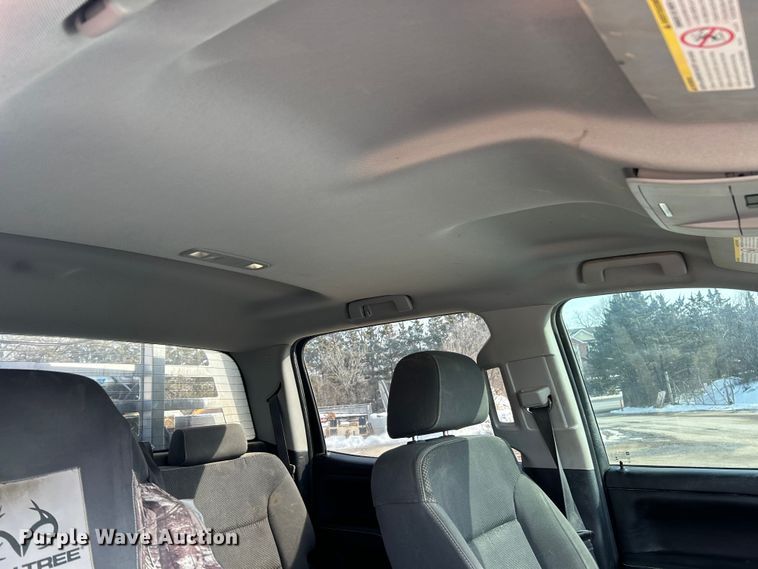 image for item ET6936 2019 Chevrolet Silverado 3500HD Crew Cab flatbed pickup truck