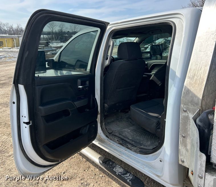 image for item ET6936 2019 Chevrolet Silverado 3500HD Crew Cab flatbed pickup truck