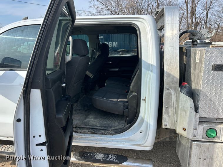 image for item ET6936 2019 Chevrolet Silverado 3500HD Crew Cab flatbed pickup truck