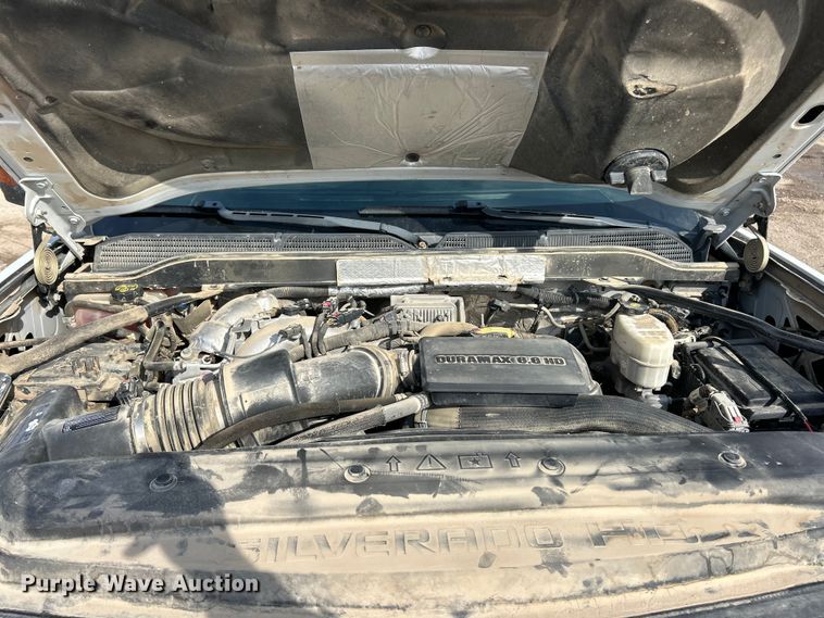 image for item ET6936 2019 Chevrolet Silverado 3500HD Crew Cab flatbed pickup truck