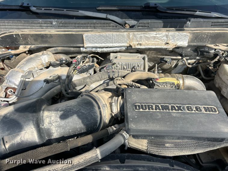 image for item ET6936 2019 Chevrolet Silverado 3500HD Crew Cab flatbed pickup truck