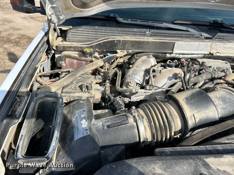 image for item ET6936 2019 Chevrolet Silverado 3500HD Crew Cab flatbed pickup truck