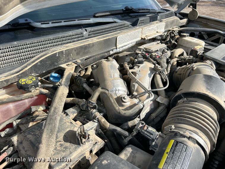 image for item ET6936 2019 Chevrolet Silverado 3500HD Crew Cab flatbed pickup truck