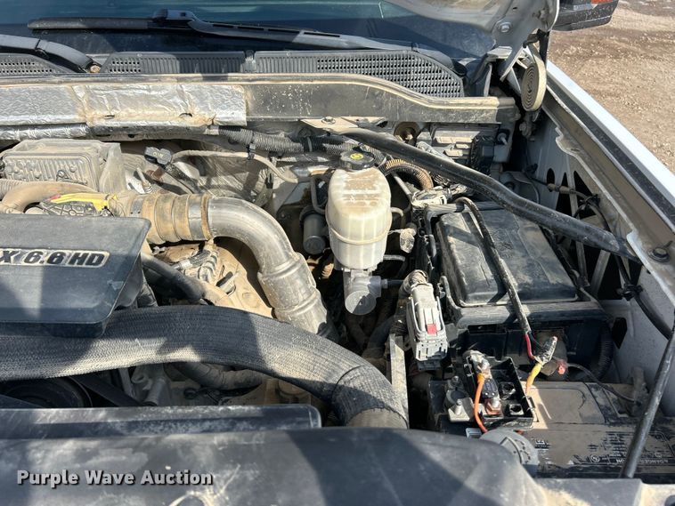 image for item ET6936 2019 Chevrolet Silverado 3500HD Crew Cab flatbed pickup truck