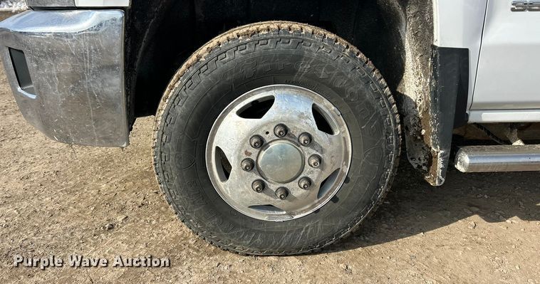 image for item ET6936 2019 Chevrolet Silverado 3500HD Crew Cab flatbed pickup truck