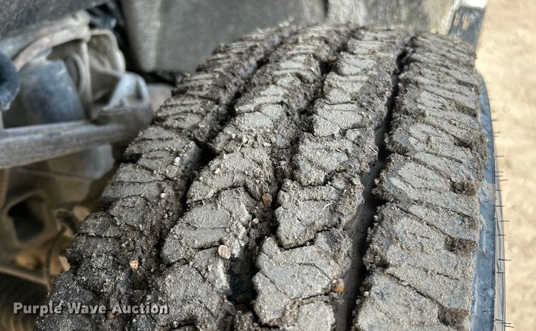 image for item ET6936 2019 Chevrolet Silverado 3500HD Crew Cab flatbed pickup truck