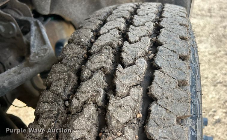 image for item ET6936 2019 Chevrolet Silverado 3500HD Crew Cab flatbed pickup truck