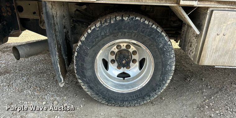 image for item ET6936 2019 Chevrolet Silverado 3500HD Crew Cab flatbed pickup truck