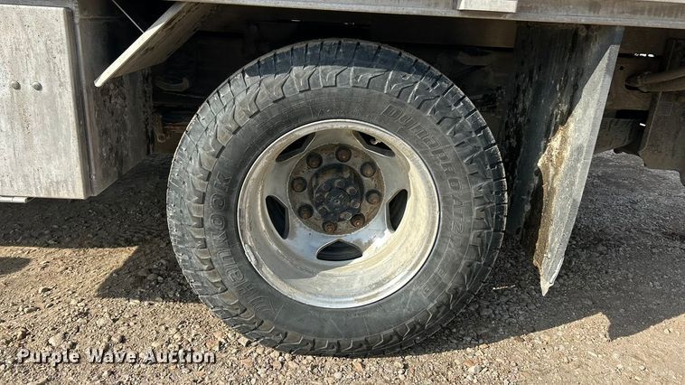 image for item ET6936 2019 Chevrolet Silverado 3500HD Crew Cab flatbed pickup truck