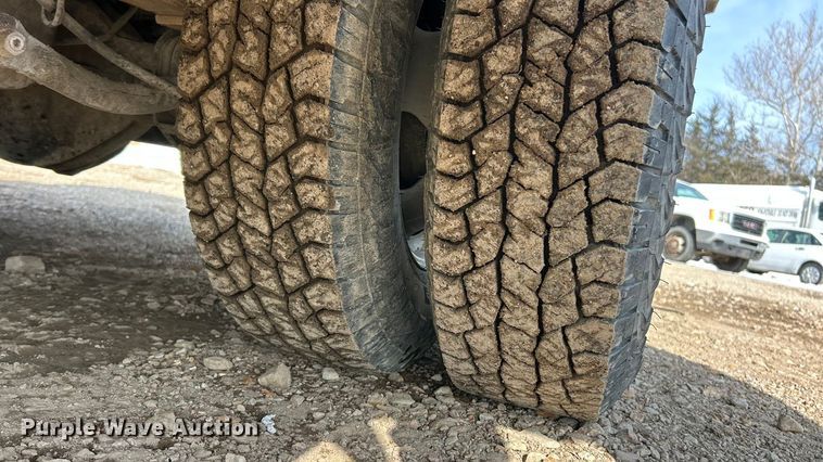 image for item ET6936 2019 Chevrolet Silverado 3500HD Crew Cab flatbed pickup truck