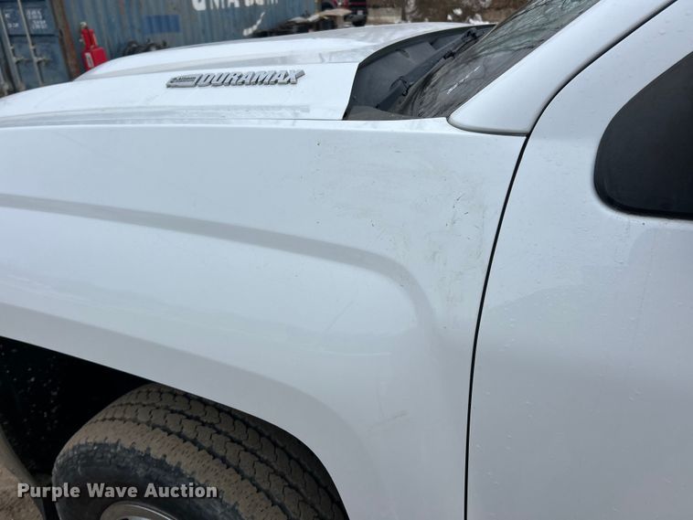 image for item ET6953 2018 Chevrolet Silverado 3500HD Crew Cab dump flatbed pickup truck