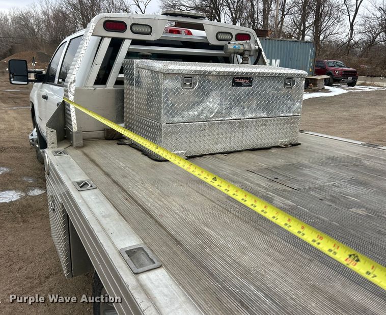 image for item ET6953 2018 Chevrolet Silverado 3500HD Crew Cab dump flatbed pickup truck