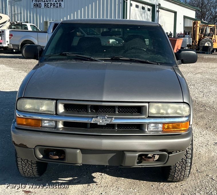 image for item ET6955 2004 Chevrolet S10 Crew Cab pickup truck