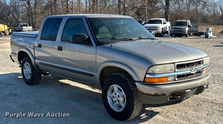 image for item ET6955 2004 Chevrolet S10 Crew Cab pickup truck