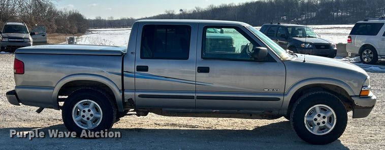 image for item ET6955 2004 Chevrolet S10 Crew Cab pickup truck