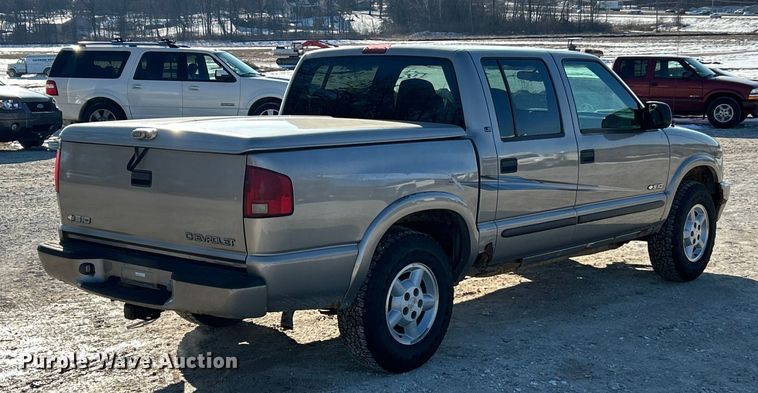 image for item ET6955 2004 Chevrolet S10 Crew Cab pickup truck