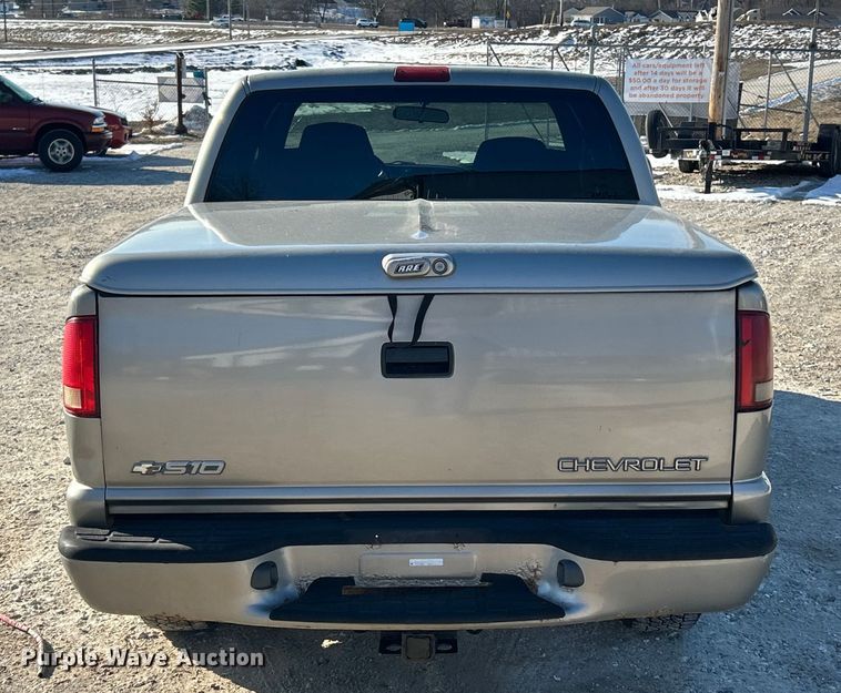 image for item ET6955 2004 Chevrolet S10 Crew Cab pickup truck