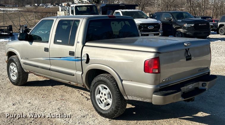 image for item ET6955 2004 Chevrolet S10 Crew Cab pickup truck