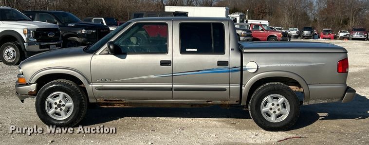 image for item ET6955 2004 Chevrolet S10 Crew Cab pickup truck