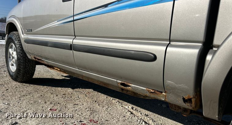 image for item ET6955 2004 Chevrolet S10 Crew Cab pickup truck