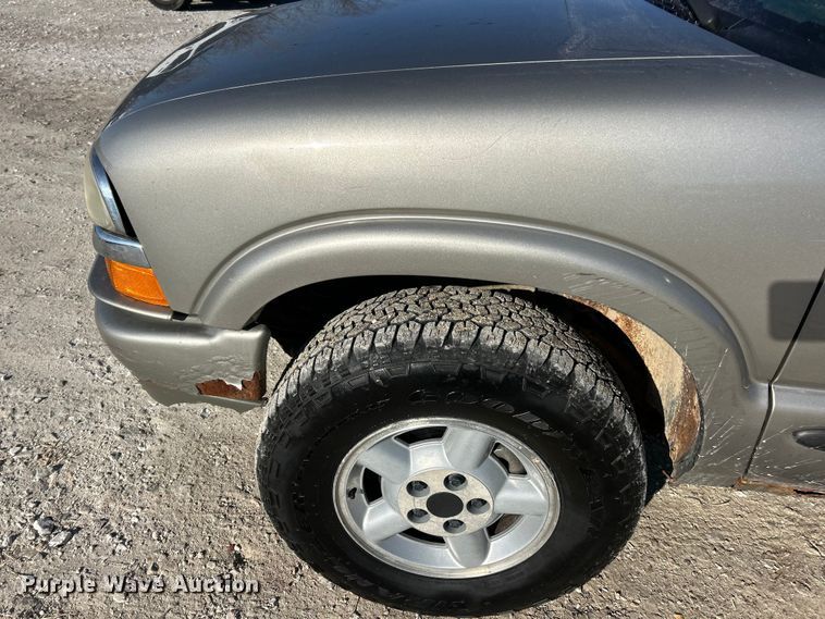 image for item ET6955 2004 Chevrolet S10 Crew Cab pickup truck