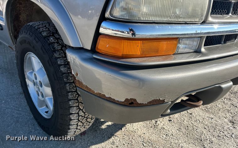 image for item ET6955 2004 Chevrolet S10 Crew Cab pickup truck