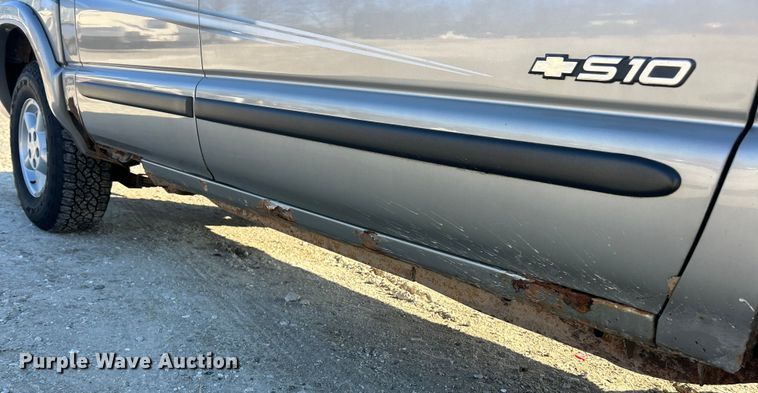 image for item ET6955 2004 Chevrolet S10 Crew Cab pickup truck