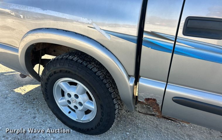 image for item ET6955 2004 Chevrolet S10 Crew Cab pickup truck