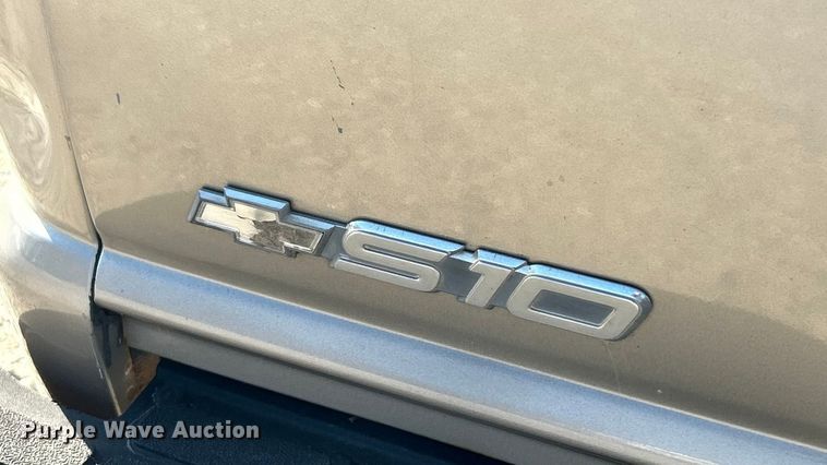 image for item ET6955 2004 Chevrolet S10 Crew Cab pickup truck
