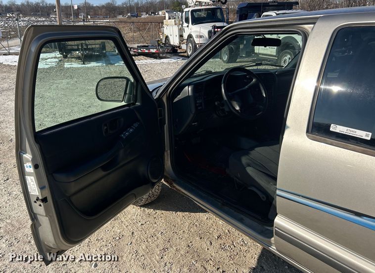 image for item ET6955 2004 Chevrolet S10 Crew Cab pickup truck