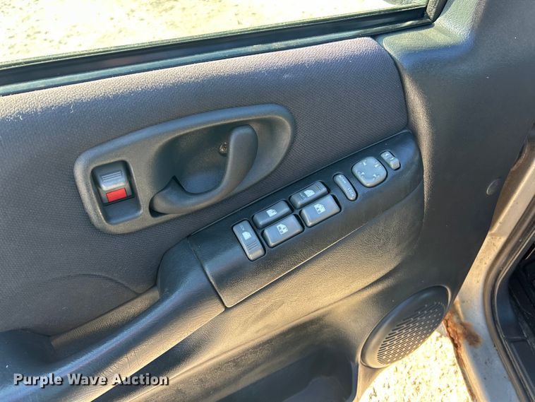 image for item ET6955 2004 Chevrolet S10 Crew Cab pickup truck