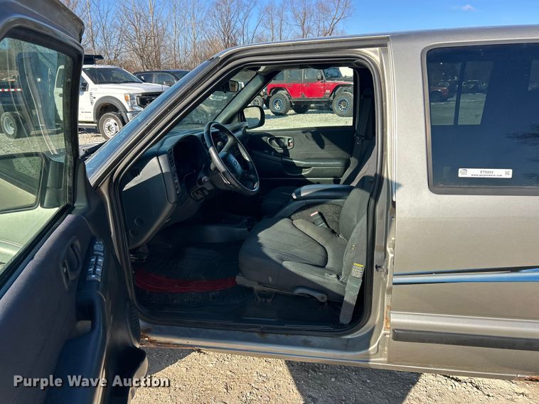 image for item ET6955 2004 Chevrolet S10 Crew Cab pickup truck