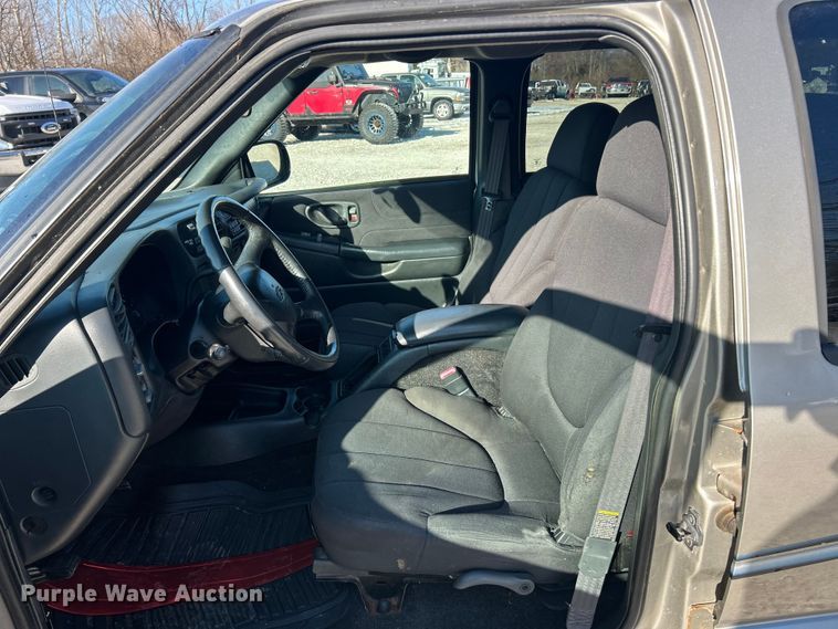 image for item ET6955 2004 Chevrolet S10 Crew Cab pickup truck