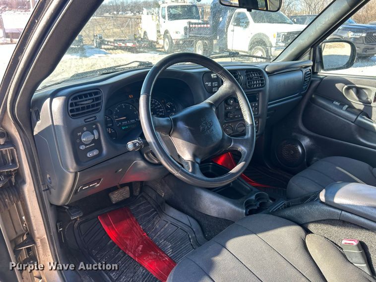 image for item ET6955 2004 Chevrolet S10 Crew Cab pickup truck