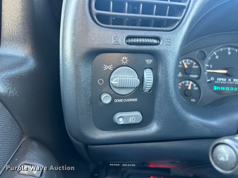 image for item ET6955 2004 Chevrolet S10 Crew Cab pickup truck