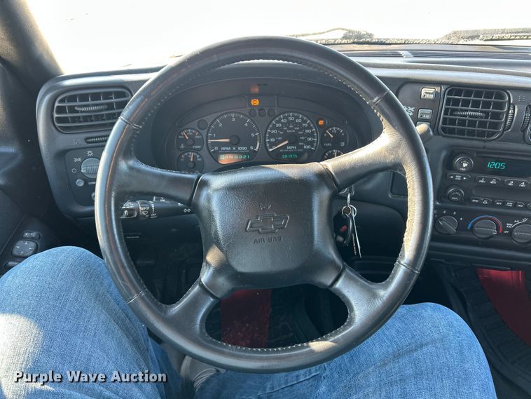 image for item ET6955 2004 Chevrolet S10 Crew Cab pickup truck