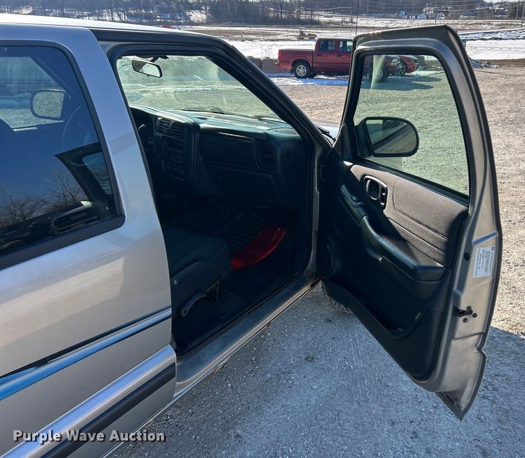 image for item ET6955 2004 Chevrolet S10 Crew Cab pickup truck