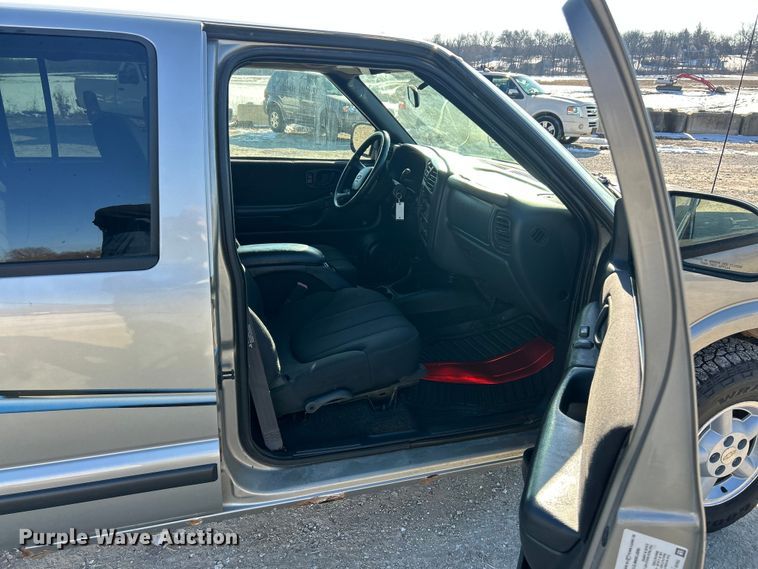 image for item ET6955 2004 Chevrolet S10 Crew Cab pickup truck