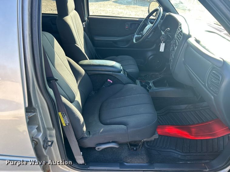 image for item ET6955 2004 Chevrolet S10 Crew Cab pickup truck