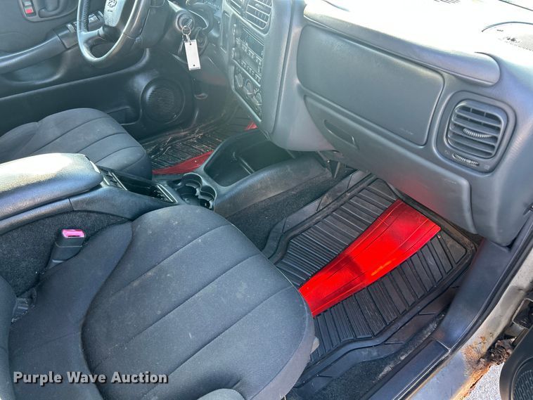 image for item ET6955 2004 Chevrolet S10 Crew Cab pickup truck