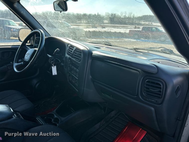 image for item ET6955 2004 Chevrolet S10 Crew Cab pickup truck