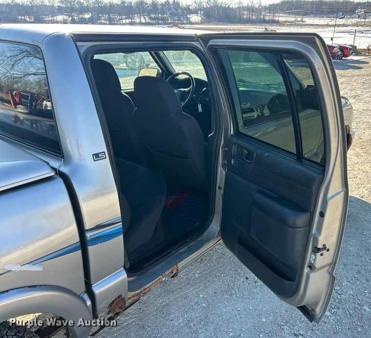 image for item ET6955 2004 Chevrolet S10 Crew Cab pickup truck