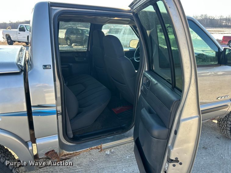 image for item ET6955 2004 Chevrolet S10 Crew Cab pickup truck