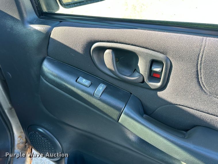 image for item ET6955 2004 Chevrolet S10 Crew Cab pickup truck