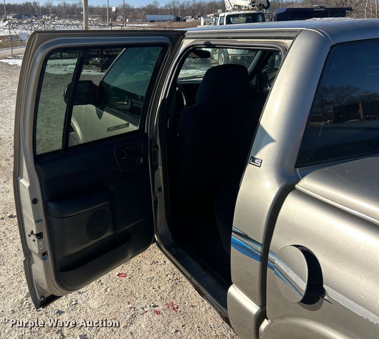 image for item ET6955 2004 Chevrolet S10 Crew Cab pickup truck